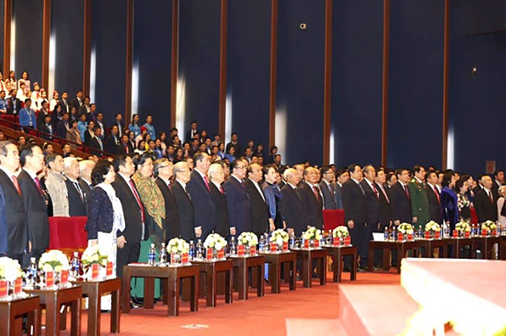   Các đồng chí lãnh đạo Đảng, Nhà nước và toàn thể đại biểu dự Đại hội làm Lễ Chào cờ, hát Quốc ca.