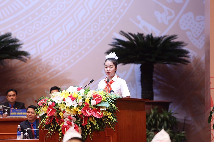 Em Trịnh Hà An - Liên đội THCS Mai Động, quận Hoàng Mai, thành phố Hà Nội thay mặt thiếu nhi cả nước phát biểu chúc mừng Đại hội.