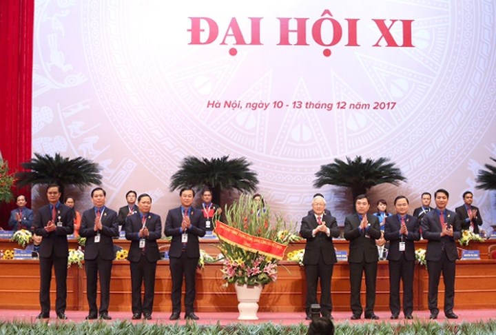 Anh Lê Quốc Phong và các Bí thư Trung ương Đoàn khóa X đón nhận hoa của Tổng Bí thư Nguyễn Phú Trọng trao tặng.