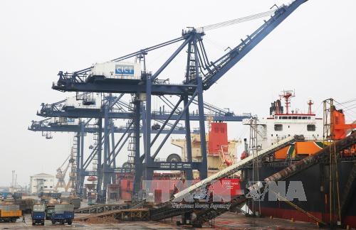 Bốc xếp hàng hóa xuất nhập khẩu tại cảng Cái Lân. Ảnh: Hoàng Phương/TTXVN