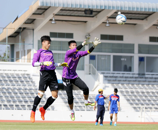 Hai thủ môn U23 Việt Nam trong bài tập chống bóng bổng