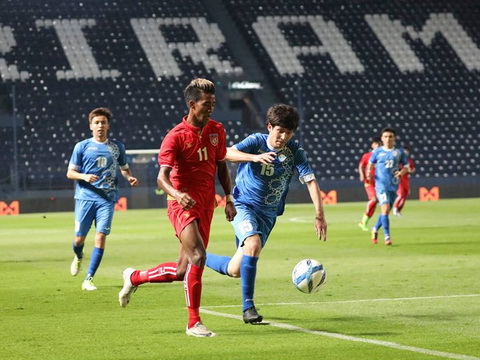U23 Uzbekistan (áo xanh) phải thắng U23 Việt Nam nếu muốn vào chơi trận chung kết M-150 Cup.Ảnh: MMF