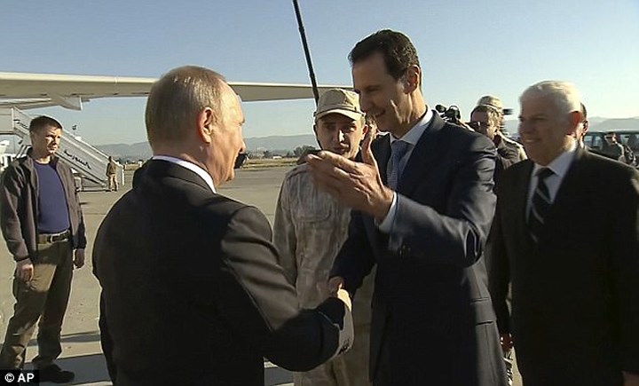   Tổng thống Syria Bashar al-Assad ra tận máy bay để đón chào nhà lãnh đạo Nga. Ảnh: AP.