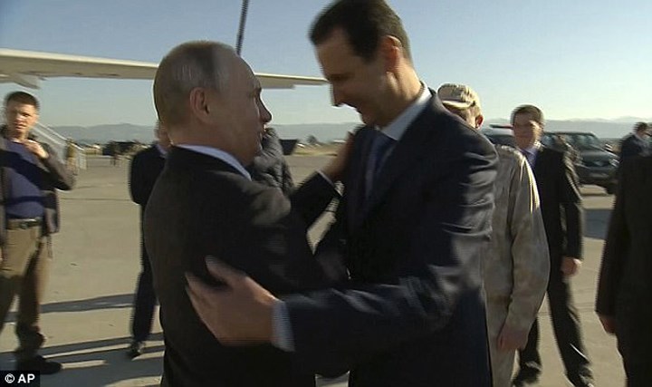 Cử chỉ thân mật giữa Tổng thống Syria Bashar al-Assad và Tổng thống Nga Vladimir Putin. Ảnh: AP.