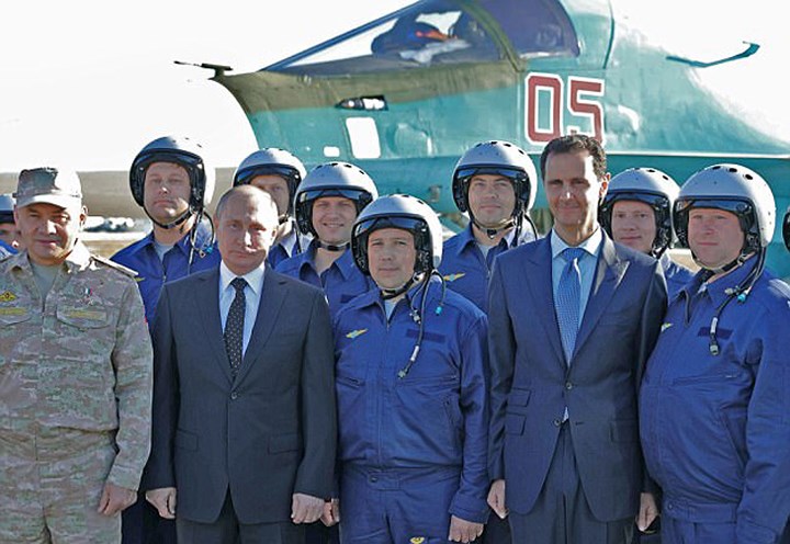 Có mặt tại sân bay đón ông Putin còn có Bộ trưởng Quốc phòng Nga Sergey Shoigu và Tư lệnh lực lượng quân đội Nga tại Syria Thượng tướng Sergey Sorovikin. Ảnh: AFP/Getty.