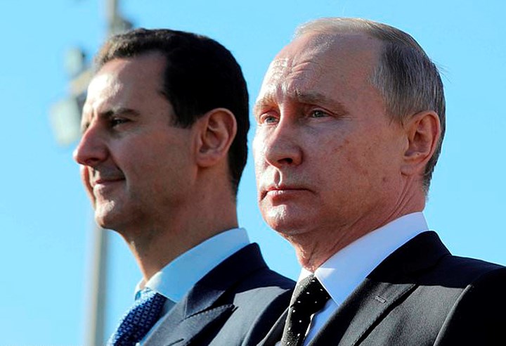 Tổng thống Nga Putin (phải) và Tổng thống Syria Assad tại căn cứ không quân Hmeimim. Ảnh: AP.