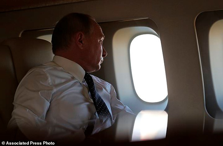 Hồi tháng 3/2016, Tổng thống Putin đã quyết định rút đa phần lực lượng quân đội Nga khỏi Syria vì đã hoàn thành nhiệm vụ. Ảnh Tổng thống Nga trên máy bay trong chuyến công du các nước Trung Đông: AP.