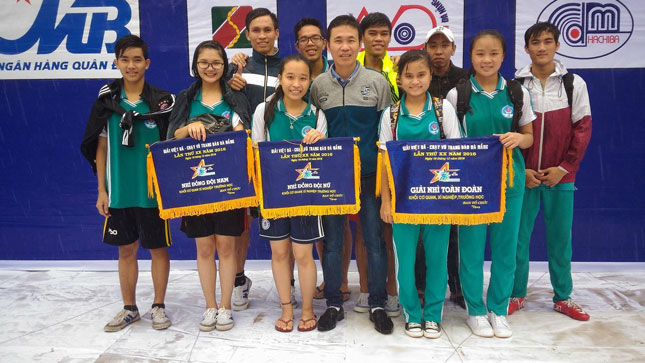 Đội tuyển của Trường Đại học Kỹ thuật Y-Dược Đà Nẵng nhiều năm liền đạt kết quả cao tại giải Việt dã - chạy vũ trang truyền thống Báo Đà Nẵng.