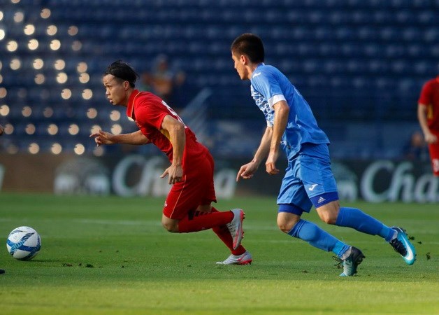 Công Phượng đi bóng trước cầu thủ U23 Uzbekistan. (Nguồn: Tuoitre)
