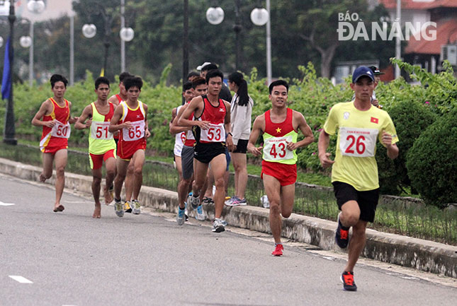 Không chỉ được nâng chất về chuyên môn, giải Việt dã - chạy vũ trang Báo Đà Nẵng từng bước khẳng định được giá trị của mình trong hoạt động thể thao của thành phố Đà Nẵng.				     Ảnh: ANH VŨ