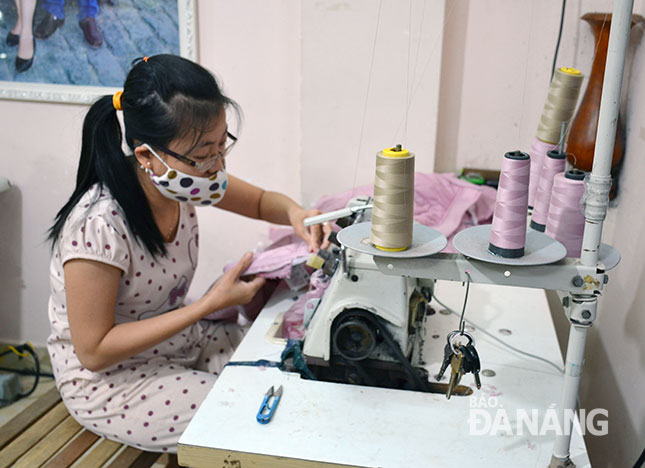 Với sự hỗ trợ vay vốn, nhiều chị em trên địa bàn phường Hòa Xuân (quận Cẩm Lệ) có việc làm nâng cao thu nhập. Ảnh: Đ.L