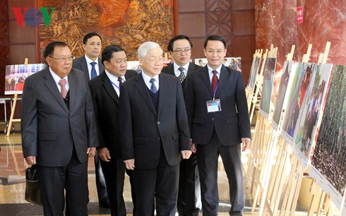 Tổng Bí thư, Chủ tịch nước Lào Bounnhang Vorachith và Tổng Bí thư Nguyễn Phú Trọng tham quan triển lãm ảnh 