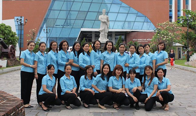 Phụ nữ thành phố Đà Nẵng tìm về di tích lịch sử. (Ảnh do Hội LHPN thành phố Đà Nẵng cung cấp)