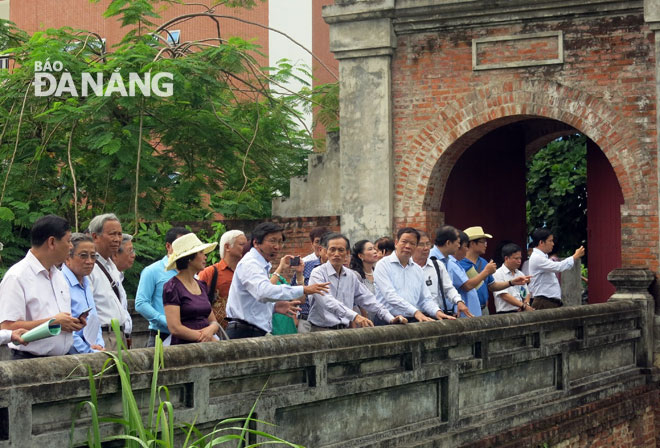 Hội đồng Di sản Văn hóa quốc gia trong chuyến đi khảo sát thành Điện Hải.