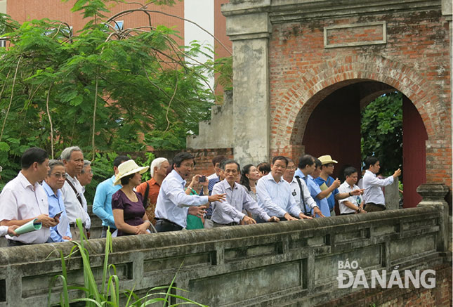 Hội đồng Di sản Văn hóa quốc gia trong chuyến đi khảo sát thành Điện Hải.  						  Ảnh: NGỌC HÀ