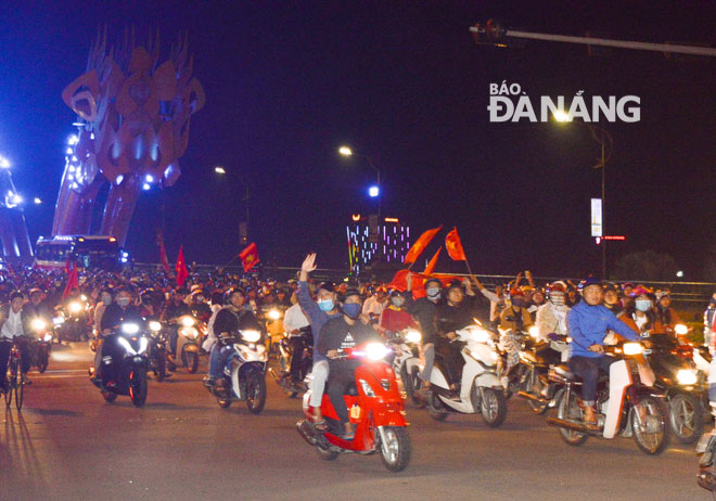 Người dân Đà Nẵng ra đường ăn mừng chiến thắng lịch sử của U23 Việt Nam