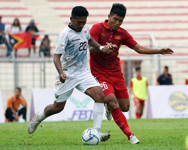 Với phong độ rất ổn định, Hà Đức Chinh (áo đỏ) là một trong những lựa chọn của HLV Park Hang-seo trên hàng công U23 Việt Nam tại giải Bóng đá U23 châu Á 2018. 				           Ảnh: NGUYÊN HUY