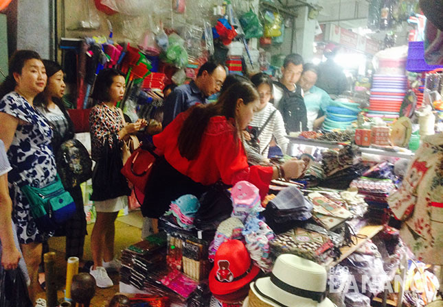 Many of the cruise ship passengers shopping at the Han Market