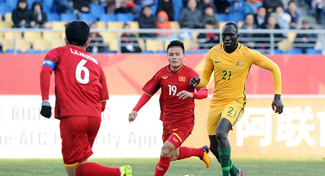 Quang Hải (áo đỏ, số 19) đã có bàn thắng quý giá, giúp U23 Việt Nam mở ra hy vọng đi tiếp sau chiến thắng 1-0 trước U23 Úc (áo vàng). 						  Ảnh: GOAL