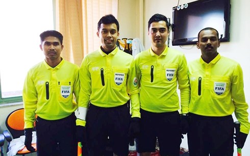 Trọng tài Jahari (thứ hai từ trái sang) bắt chính trận U23 Việt Nam - U23 Qatar. (Ảnh: Getty)