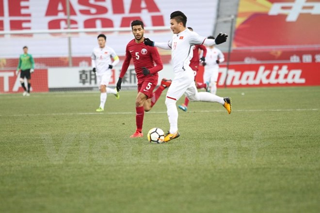 Quang Hải đi bóng trước cầu thủ U23 Qatar. (Ảnh: Hoàng Linh/Vietnam+)