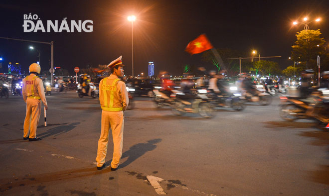 Do lưu lượng phương tiện đổ ra đường khá đông, Cảnh sát giao thông phải bố trí lực lượng nhằm bảo đảm trật tự tại các nút giao thông.