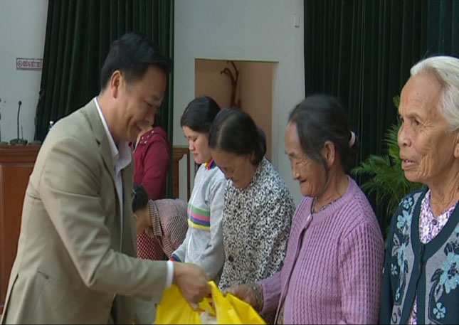 Lãnh đạo UBND quận Liên Chiểu trao quà cho các đối tượng chính sách dịp Tết Nguyên đán. 