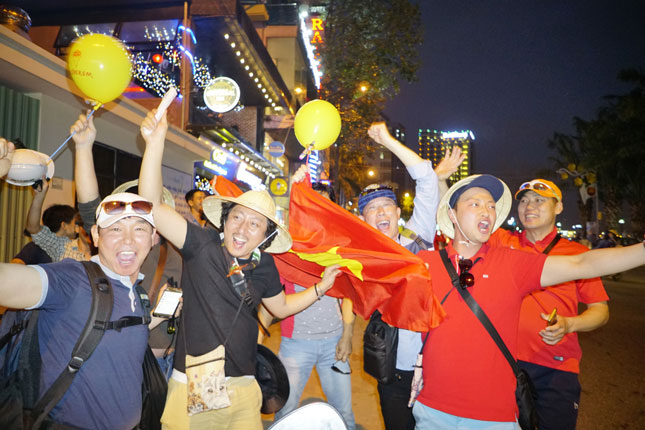 Người hâm mộ ở Đà Nẵng vỡ òa cảm xúc trước chiến thắng ngoạn mục của U23 Việt Nam.  			Ảnh: KHẢ THỊNH 									        Ảnh: XUÂN SƠN
