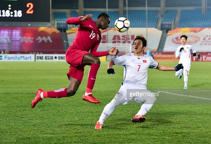 Tiền vệ trái Nguyễn Phong Hồng Duy (U23 Việt Nam): Mặc dù vào sân từ băng ghế dự bị, nhưng Hồng Duy hoạt động đầy tích cực. Ngoài việc làm rối loạn hàng thủ đối phương, anh cũng nhiều lần cản phá tiền đạo nguy hiểm nhất của U23 Qatar.