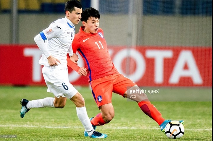 Tiền vệ trung tâm Azizjon Ganiev (U23 Uzbekistan- áo trắng): Anh có 1 pha lập công trong chiến thắng giòn giã 4-1 của U23 Uzbekistan trước Hàn Quốc, anh còn làm tốt nhiệm vụ thu hồi và phân phối bóng.