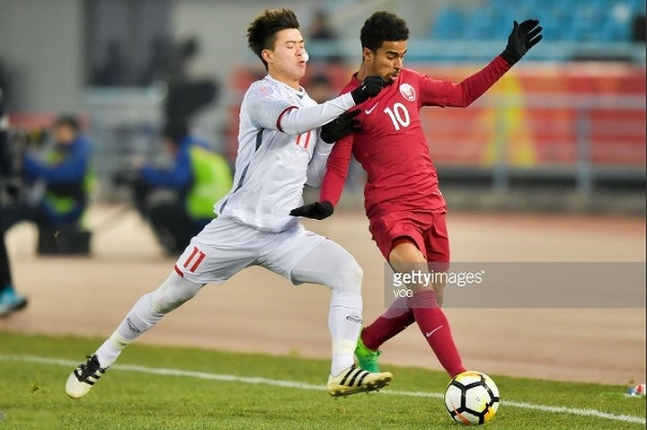 Tiền đạo trái Akram Afif (U23 Qatar- số 10): Anh là tác giả của bàn thắng mở tỷ số trong trận gặp U23 Việt Nam và liên tục làm khổ hàng thủ U23 Việt Nam bằng những pha đi bóng tốc độ và khéo léo.
