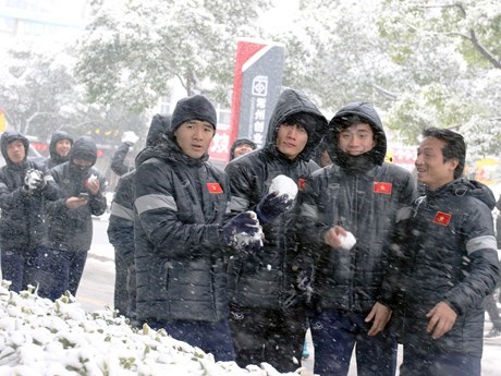 Các cầu thủ U23 Việt Nam nghịch tuyết ngoài trời hôm 25/1 (Nguồn: VFF)
