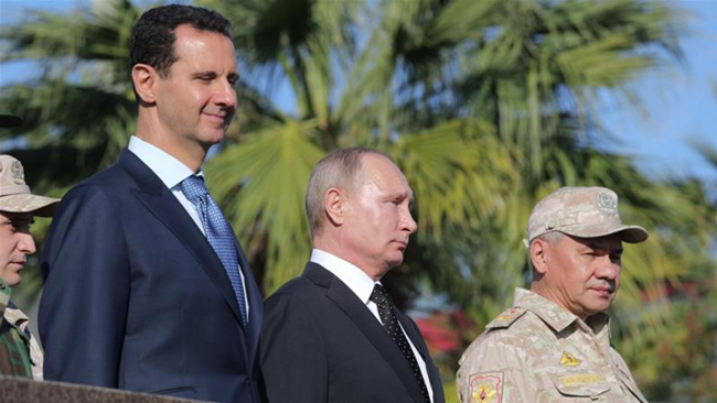 Sáng kiến đối thoại của Nga nhằm thúc đẩy hòa bình ở Syria. Trong ảnh: Tổng thống Syria Bashar al-Assad (trái) và Tổng thống Nga Vladimir Putin (giữa) theo dõi diễu binh tại căn cứ không quân Hemeimeem ở Syria. Ảnh: Reuters 