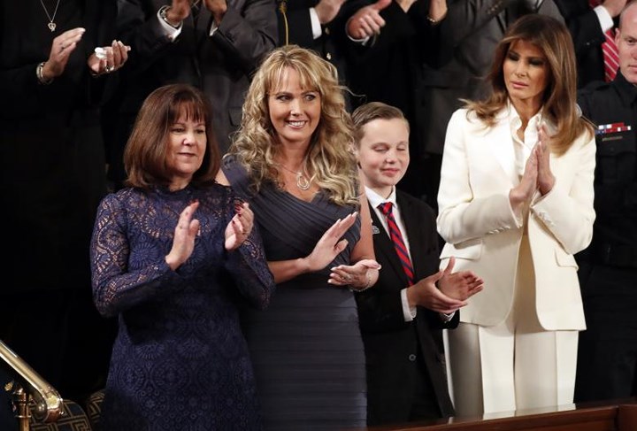 Đệ nhất phu nhân Melania Trump (áo trắng) cùng phu nhân Phó tổng thống Karen Pence (trái).