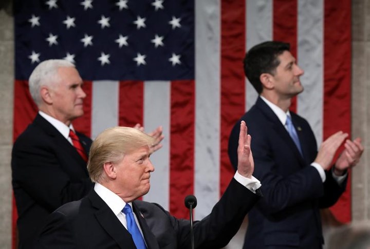 Tổng thống Donald Trump giơ tay chào từ trên bục phát biểu cùng với Phó Tổng thống Mike Pence và Chủ tịch Hạ Viện Paul Ryan.