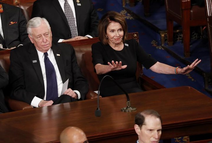 Hạ nghị sỹ đảng Dân chủ Steny Hoyer (trái) và Lãnh đạo phe thiểu số tại Hạ viện Nancy Pelosi.
