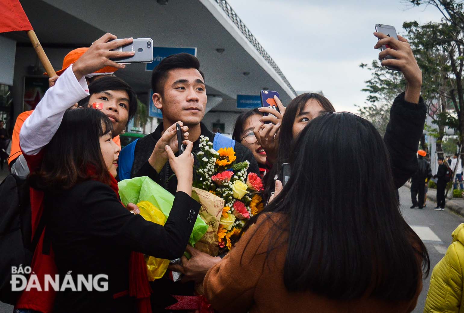 Người hâm mộ Đà Nẵng chào đón các tuyển thủ U23 trở về câu lạc bộ