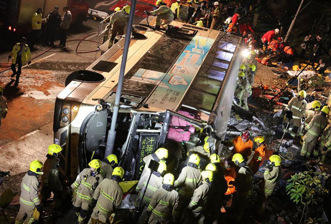 Xe buýt 2 tầng lật ở Hong Kong: Ít nhất 80 người thương vong