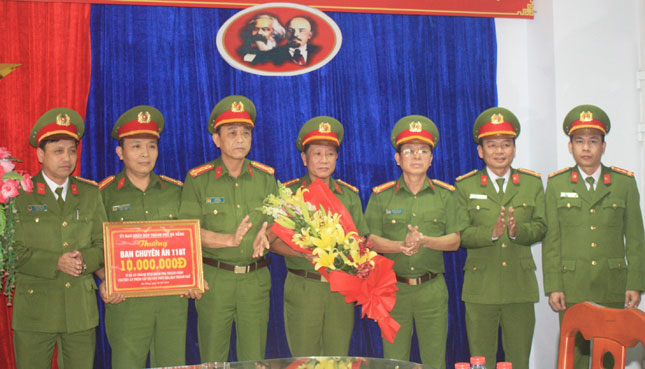 Đại tá Trần Mưu (thứ 3, từ trái sang) trao thưởng đột xuất cho Ban chuyên án 118T. 