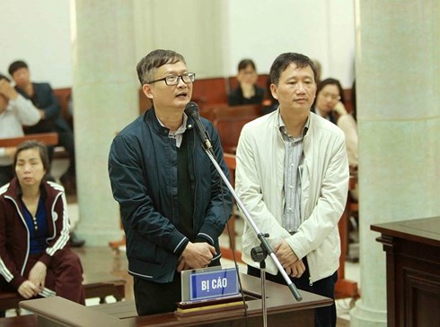 Bị cáo Đinh Mạnh Thắng (ảnh trái) tại tòa. (Ảnh: TTXVN)