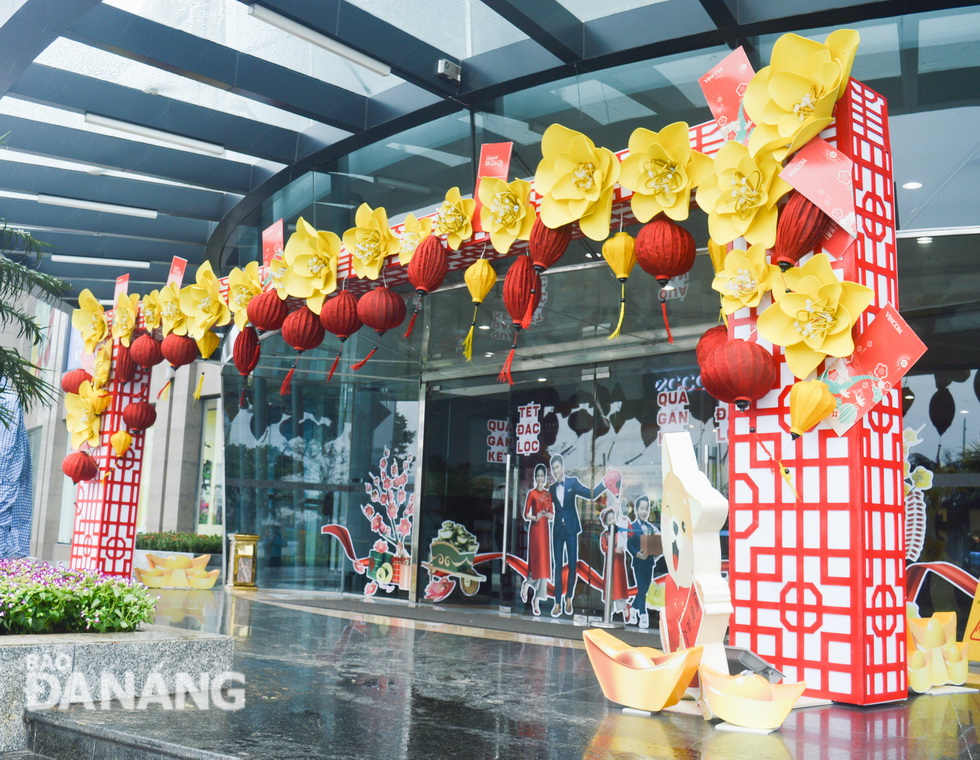 Mô hình cổng chào năm mới vừa được dựng lên trước Trung tâm thương mại Vincom Ngô Quyền (quận Sơn Trà).