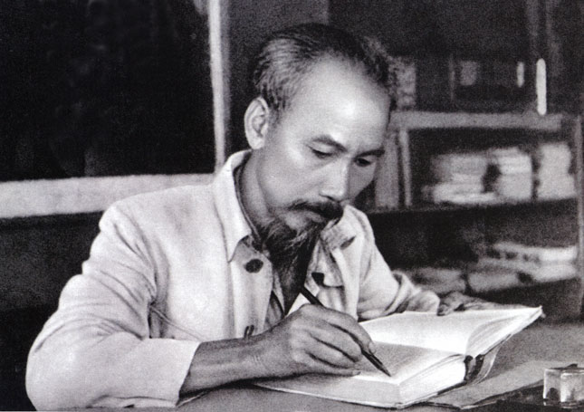 Chủ tịch Hồ Chí Minh trong phòng làm việc của Người tại căn cứ địa Việt Bắc (1951). (Ảnh tư liệu)