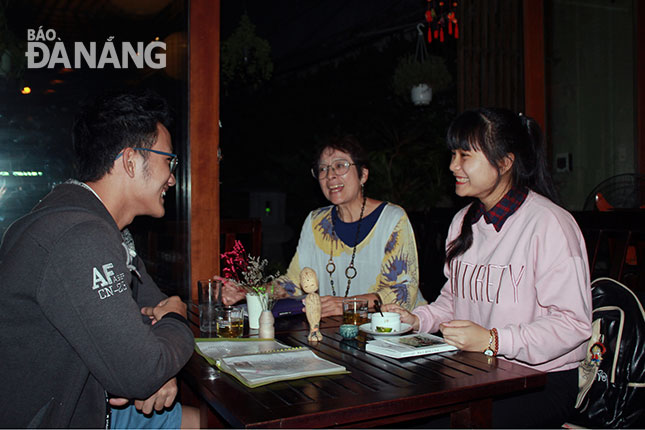 Bà Takeuchi Midori (giữa) trò chuyện cùng hai bạn trẻ Ngô Đình Hà và Nguyễn Thị Diệu Linh tại Sakura Friends Café.