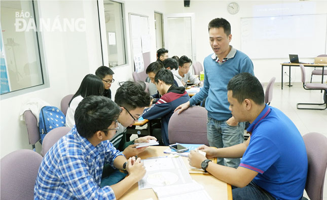 Học sinh được các chuyên gia của Đại học Đà Nẵng hướng dẫn tận tình để đưa ý tưởng vào thực tiễn.