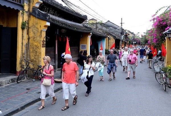 Visitors to Hoi An ancient town (Photo: VNA)