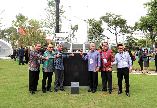 Các đại biểu chụp ảnh lưu niệm trước tượng Thuyền buồm của Indonesia. Ảnh: APEC2017.vn