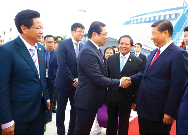 Chủ tịch UBND thành phố Huỳnh Đức Thơ (giữa, hàng trước) đón Tổng Bí thư, Chủ tịch Trung Quốc Tập Cận Bình tham dự Tuần lễ Cấp cao APEC 2017 tại sân bay quốc tế Đà Nẵng.  