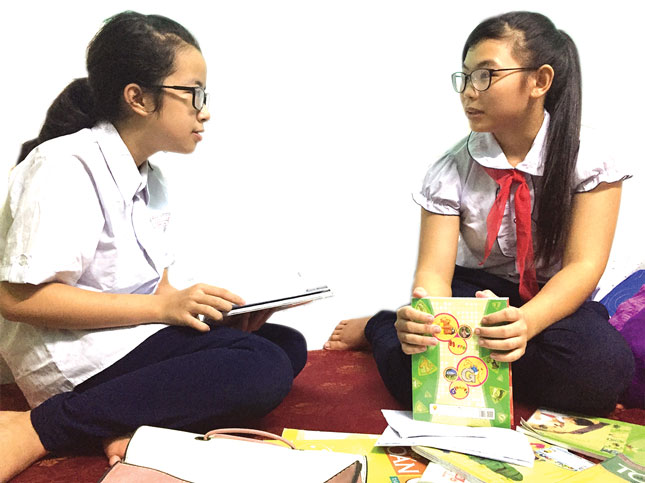 Nhờ sự giúp đỡ của các bác sĩ Bệnh viện Đà Nẵng, em Nguyễn Thị Ngọc Quyên (phải) đã được điều trị kịp thời và trở lại trường học sau những tháng ngày gián đoạn.