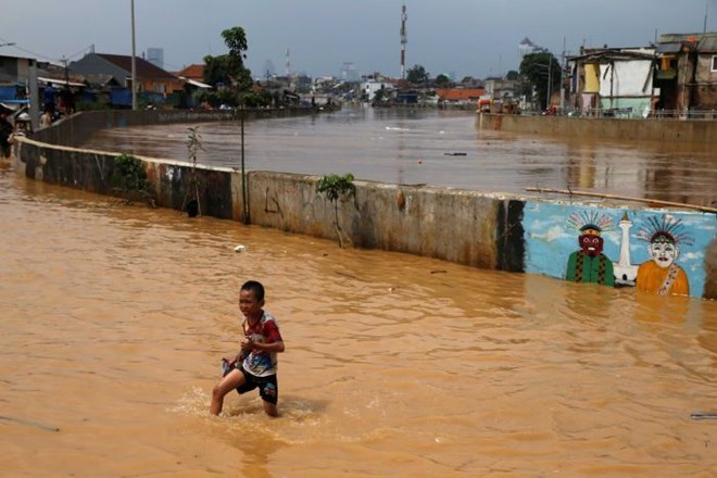 The torrential rain caused inundation in satellite cities around Jakarta on February 5 (Photo Reuters/VNA)