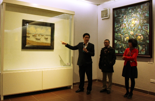 Ông Huỳnh Văn Hùng, Giám đốc Sở Văn hóa - Thể thao giới thiệu về tác phẩm sông Hàn. 
